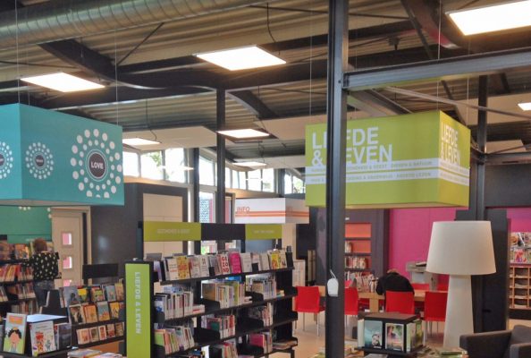 Bibliotheek Stiens met gependelde Led Panelen